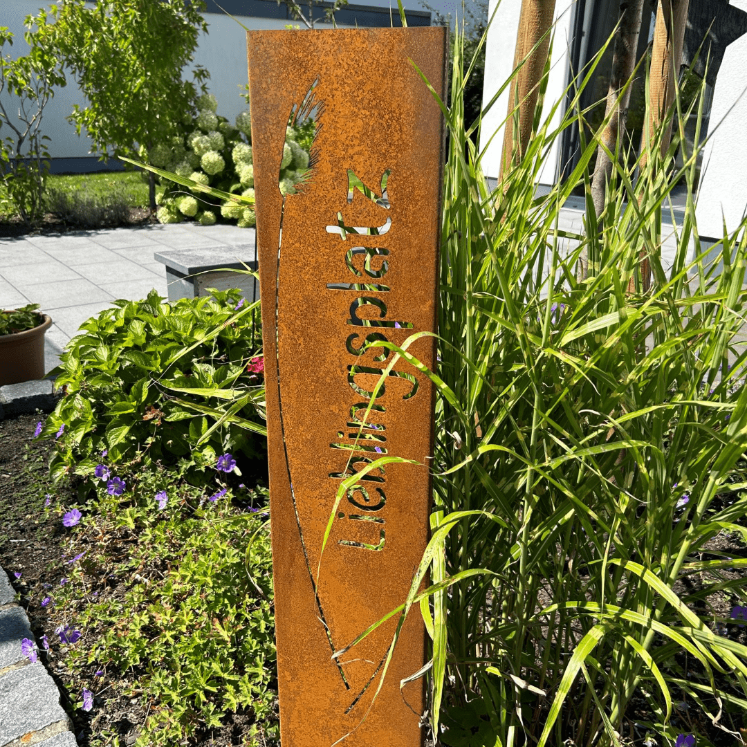 Gartenstele "Lieblingsplatz mit Gras" aus Cortenstahl