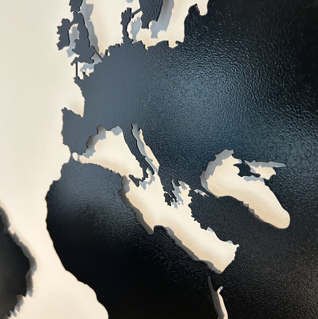 Weltkarte in Schwarz glänzend