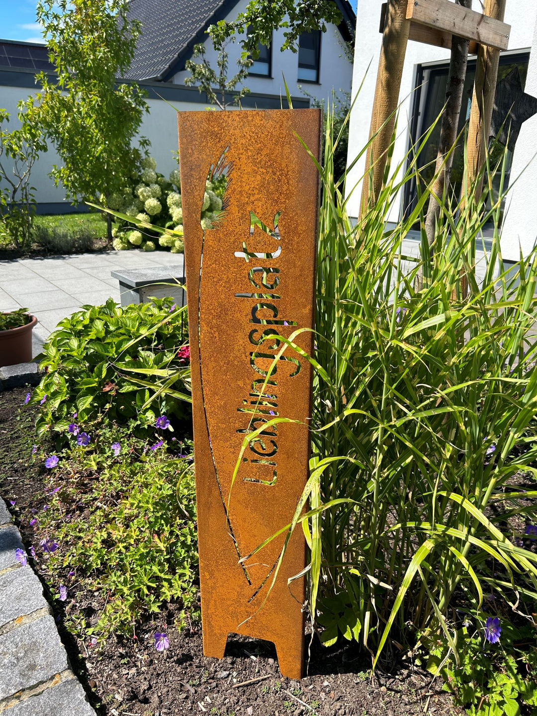 Gartenstele "Lieblingsplatz mit Gras" aus Cortenstahl