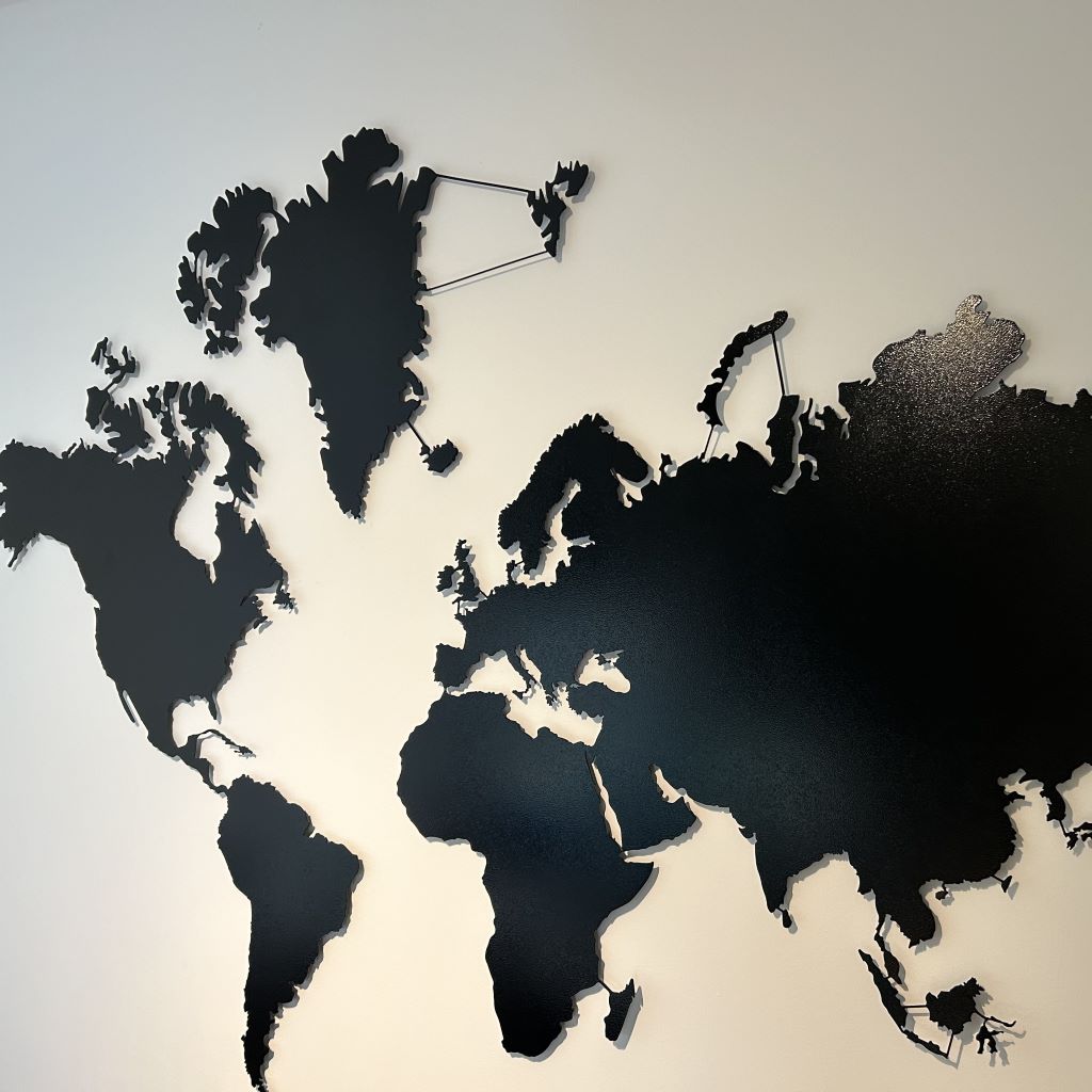 Weltkarte in Schwarz glänzend